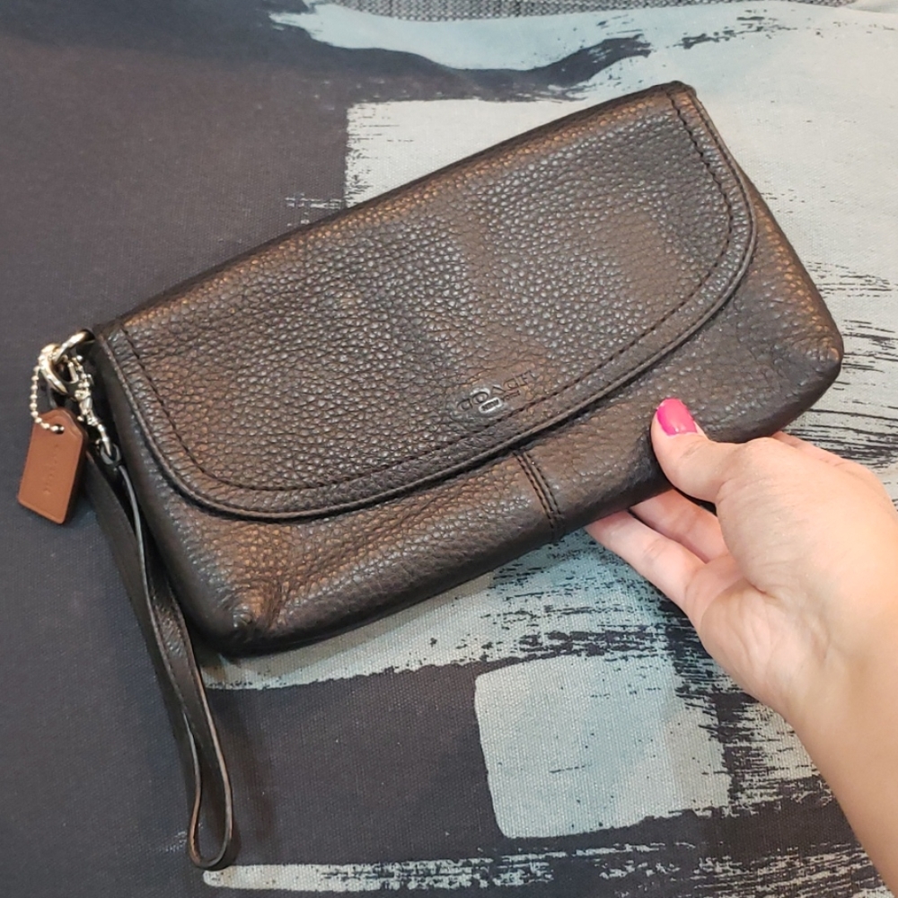 COACH LARGE BLACK LEATHER WRISLET PRE-LOVED ❤️